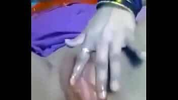 Mai APNI chut Mai finger Dal Kar chod rahi hu koi land do mujhe video