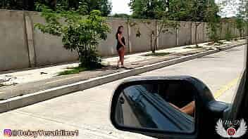 Outdoor exhibitionism in the streets, showing her tits and ass to unknown men. DeisyYeraldine driving around the city video