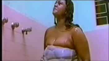 Shakeela seductive with a guy in Swimming pool video