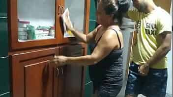 Interrumpo a mi suegra en la cocina y la pongo a chupar mi polla video