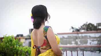 Indian aunty in hot Saree showing boobs video